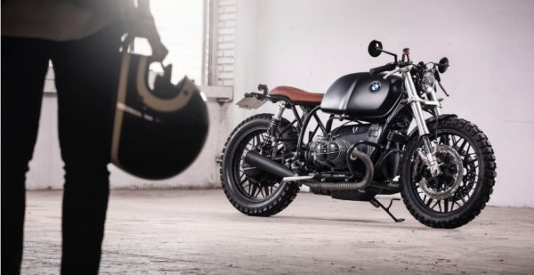 Двигателят на R100 е боксеров, двуцилиндров, четиритактов, който е бил напълно разглобен, за да се определи кои части могат да бъдат използвани повторно и кои не подлежат на ремонт. Мотоциклетът на Алонсо може да е струвал и 40 000 евро по онова време. Със сигурност не са пари за футболист от то ниво. Но цената отразява обширната работа, извършена, за да се превърне в лукс, достъпен само за малцина.

BMW R100 е един от най-емблематичните двуколесни модели, произвеждани някога от баварската компания. Първото издание се появява на пазара през 1976 година и остава в производство 20 години.

Въпреки че има няколко версии като R100T, R100S, R100CS и R100RT, най-легендарната от всички тях е R100RS. Това е първият сериен мотоциклет, който разполага с напълно интегриран пластмасов обтекател.

Малко след това започнаха да се появяват различни персонализирани модели – много от тях достойни да бъдат изложени в музей, където мотоциклетните ентусиасти да им се възхищават. Днес гамата BMW R100 се е превърнала в символ на класическите мотоциклети.